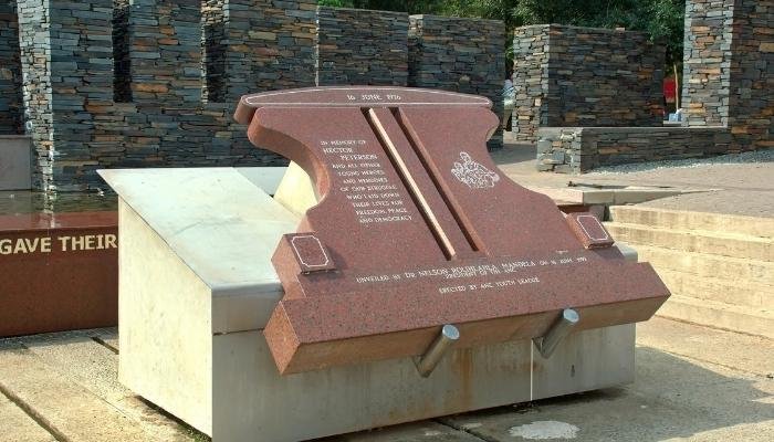 the biggest museum in africa - Musée de lApartheid